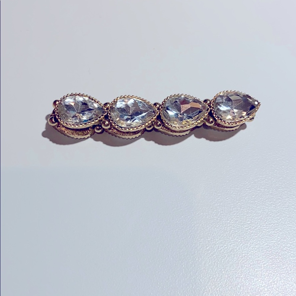 Bracelet with white jewels.